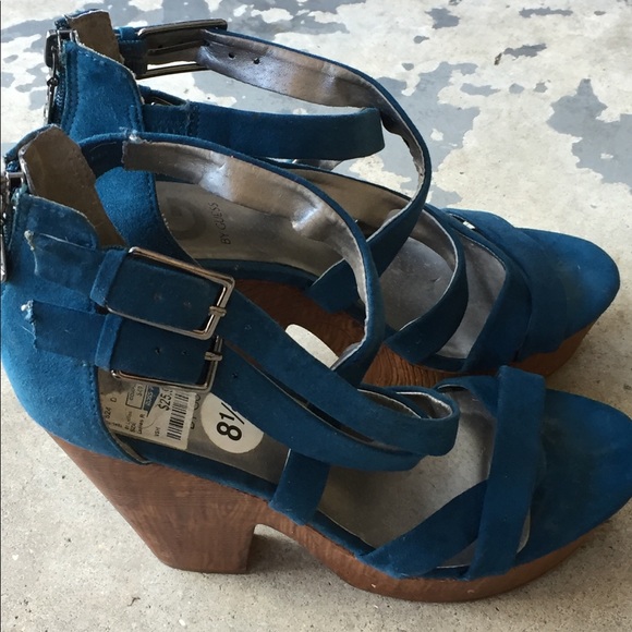 Pair of Guess women dress shoes - Picture 1 of 5